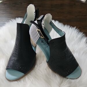 New L'Artiste Spring Step Lashon Stacked Heel Sandals Sz. 40
